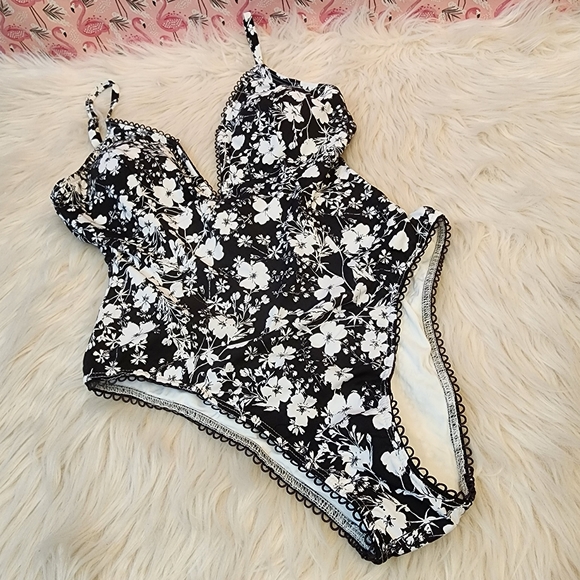 Avec Les Filles Floral One-piece Swimsuit, Size L - Picture 7 of 15